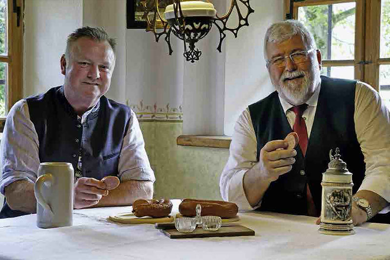 Hans Bauer und Sebastian Friesinger mit Bauernherbstwurst